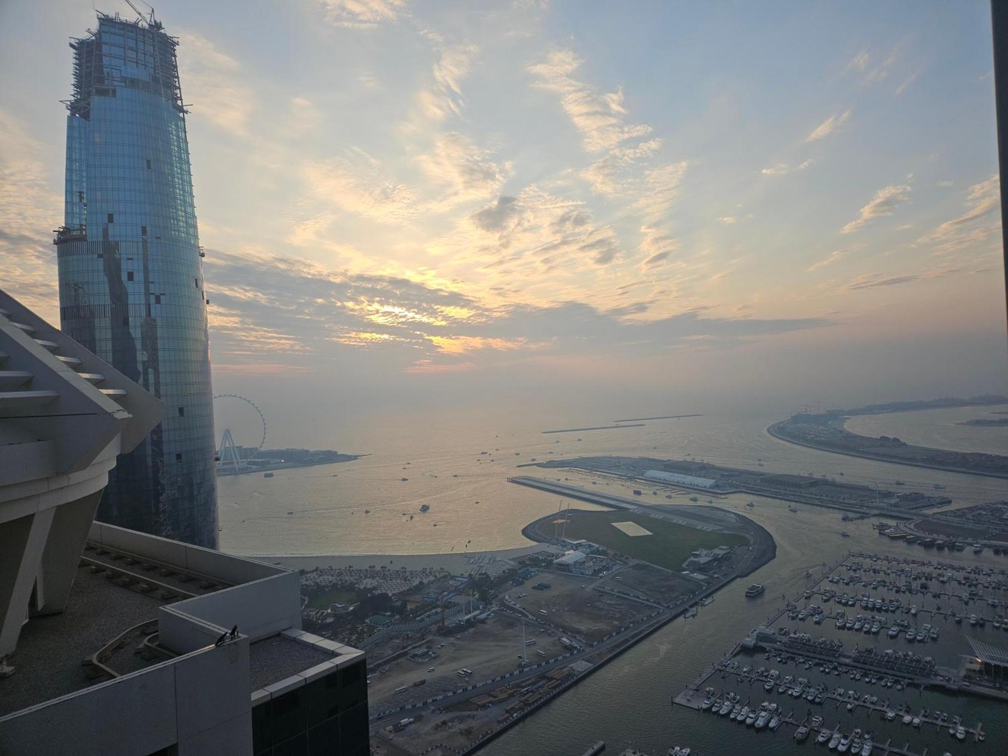 דובאי Super Host At Highest Residential Tower In The World, Private Rooms In A Shared Apartment מראה חיצוני תמונה
